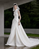 Load image into Gallery viewer, White Bridal Gown with Flowing Train, Elegant Wedding Dress for Formal Ceremony