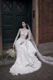 Load image into Gallery viewer, White Bridal Gown with Flowing Train, Elegant Wedding Dress for Formal Ceremony