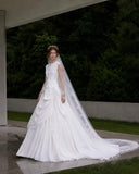Load image into Gallery viewer, White Bridal Gown with Flowing Train, Elegant Wedding Dress for Formal Ceremony