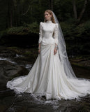 Load image into Gallery viewer, White Bridal Gown with Flowing Train, Elegant Wedding Dress for Formal Ceremony