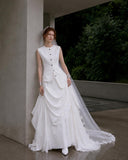 Load image into Gallery viewer, White Bridal Gown with Flowing Train, Elegant Wedding Dress for Formal Ceremony