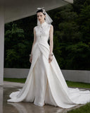 Load image into Gallery viewer, White Bridal Gown with Flowing Train, Elegant Wedding Dress for Formal Ceremony