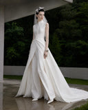 Load image into Gallery viewer, White Bridal Gown with Flowing Train, Elegant Wedding Dress for Formal Ceremony