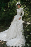 Load image into Gallery viewer, White Bridal Gown with Flowing Train, Elegant Wedding Dress for Formal Ceremony