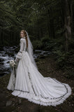 Load image into Gallery viewer, White Bridal Gown with Flowing Train, Elegant Wedding Dress for Formal Ceremony