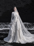 Load image into Gallery viewer, White Bridal Gown with Flowing Train, Elegant Wedding Dress for Formal Ceremony