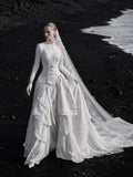 Load image into Gallery viewer, White Bridal Gown with Flowing Train, Elegant Wedding Dress for Formal Ceremony