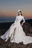Load image into Gallery viewer, White Bridal Gown with Flowing Train, Elegant Wedding Dress for Formal Ceremony