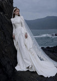 Load image into Gallery viewer, White Bridal Gown with Flowing Train, Elegant Wedding Dress for Formal Ceremony