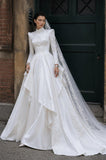 Load image into Gallery viewer, White Bridal Gown with Flowing Train, Elegant Wedding Dress for Formal Ceremony