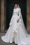 Load image into Gallery viewer, White Bridal Gown with Flowing Train, Elegant Wedding Dress for Formal Ceremony