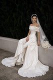 Load image into Gallery viewer, Ivory Bridal Gown with Flowing Train, Elegant Wedding Dress for Formal Ceremony