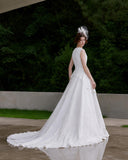 Load image into Gallery viewer, White Bridal Gown with Flowing Train, Elegant Wedding Dress for Formal Ceremony