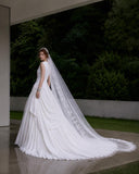 Load image into Gallery viewer, White Bridal Gown with Flowing Train, Elegant Wedding Dress for Formal Ceremony