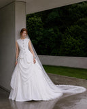 Load image into Gallery viewer, White Bridal Gown with Flowing Train, Elegant Wedding Dress for Formal Ceremony
