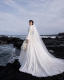 Load image into Gallery viewer, White Bridal Gown with Flowing Train, Elegant Wedding Dress for Formal Ceremony