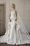 Load image into Gallery viewer, Ivory Formal Bridal Dress with Elegant Train, Romantic Wedding Gown