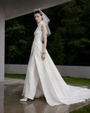 Load image into Gallery viewer, White Bridal Gown with Flowing Train, Elegant Wedding Dress for Formal Ceremony
