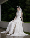 Load image into Gallery viewer, White Bridal Gown with Flowing Train, Elegant Wedding Dress for Formal Ceremony