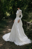 Load image into Gallery viewer, White Bridal Gown with Flowing Train, Elegant Wedding Dress for Formal Ceremony
