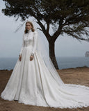 Load image into Gallery viewer, White Bridal Gown with Flowing Train, Elegant Wedding Dress for Formal Ceremony
