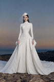 Load image into Gallery viewer, White Bridal Gown with Flowing Train, Elegant Wedding Dress for Formal Ceremony