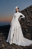 Load image into Gallery viewer, White Bridal Gown with Flowing Train, Elegant Wedding Dress for Formal Ceremony