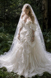 Load image into Gallery viewer, White Bridal Gown with Flowing Train, Elegant Wedding Dress for Formal Ceremony