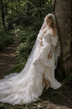 Load image into Gallery viewer, White Bridal Gown with Flowing Train, Elegant Wedding Dress for Formal Ceremony