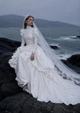 Load image into Gallery viewer, White Bridal Gown with Flowing Train, Elegant Wedding Dress for Formal Ceremony
