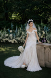 Load image into Gallery viewer, White Bridal Gown with Flowing Train, Elegant Wedding Dress for Formal Ceremony