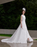 Load image into Gallery viewer, White Bridal Gown with Flowing Train, Elegant Wedding Dress for Formal Ceremony