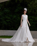 Load image into Gallery viewer, White Bridal Gown with Flowing Train, Elegant Wedding Dress for Formal Ceremony
