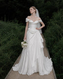 Load image into Gallery viewer, Ivory Statement Bridal Gown with Ceremony Style, Wedding Dress for Elegant Celebration